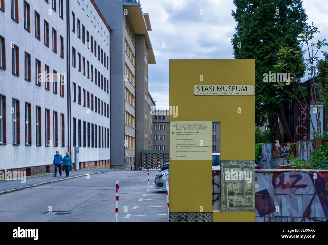 Cartello d'ingresso del Museo della Stasi presso l'ex sede del Ministero della sicurezza di Stato (Stasi) a Berlino-Lichtenberg. Foto Stock
