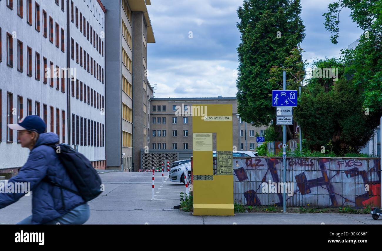 Cartello d'ingresso del Museo della Stasi presso l'ex sede del Ministero della sicurezza di Stato (Stasi) a Berlino-Lichtenberg. Foto Stock