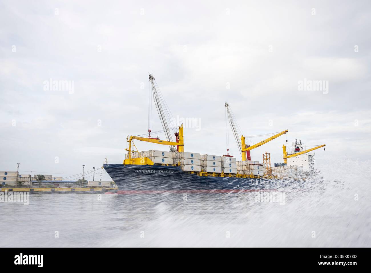 Operazioni container Cargo al porto commerciale con gru e trasporto refrigerato Foto Stock