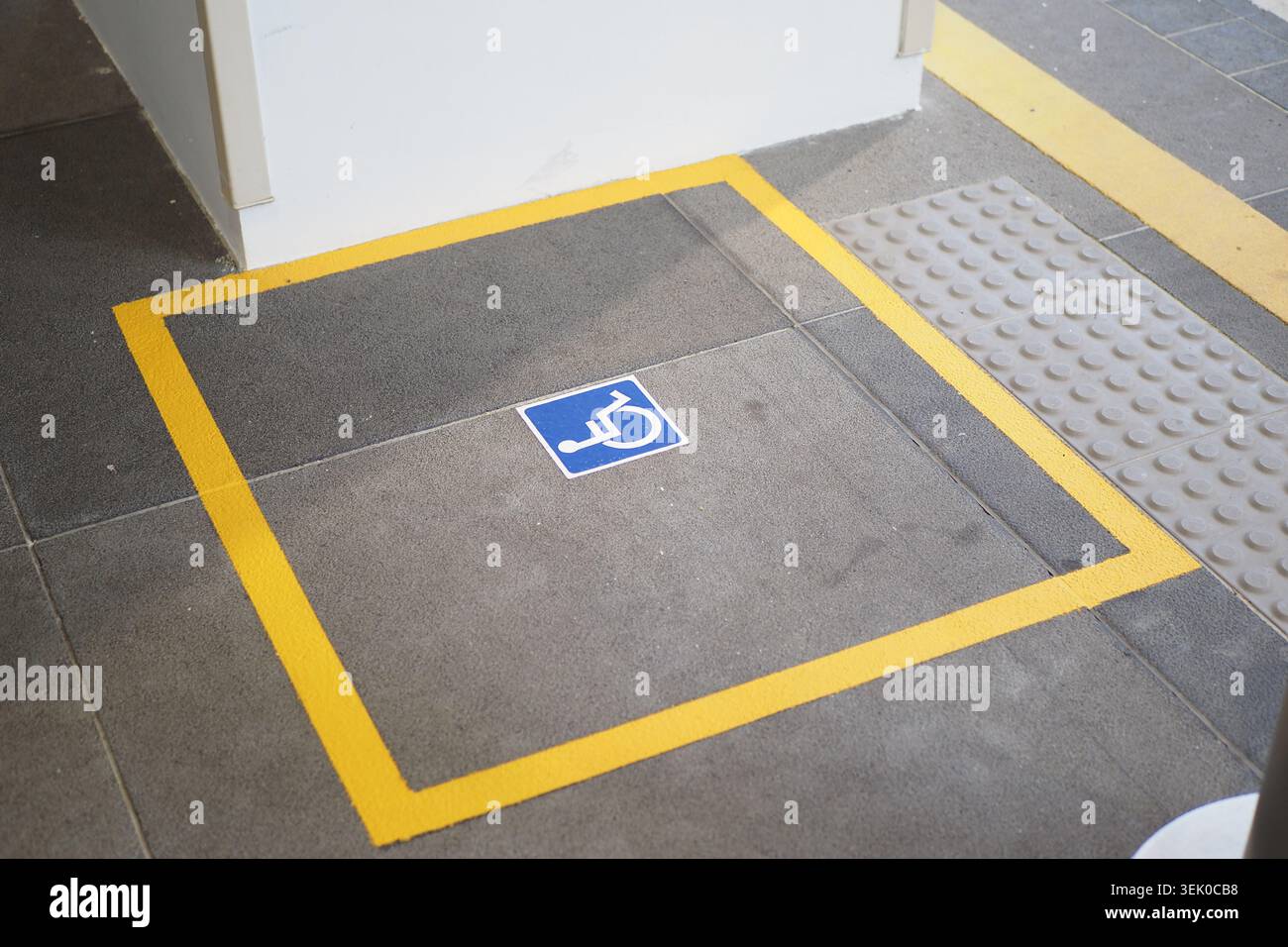Spazio accessibile contrassegnato su un pavimento ruvido Foto Stock