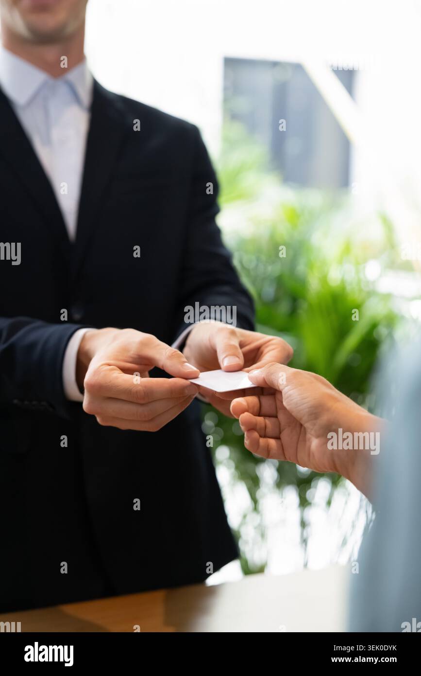 L'addetto alla reception consegna la chiave elettronica al primo piano degli ospiti dell'hotel Foto Stock