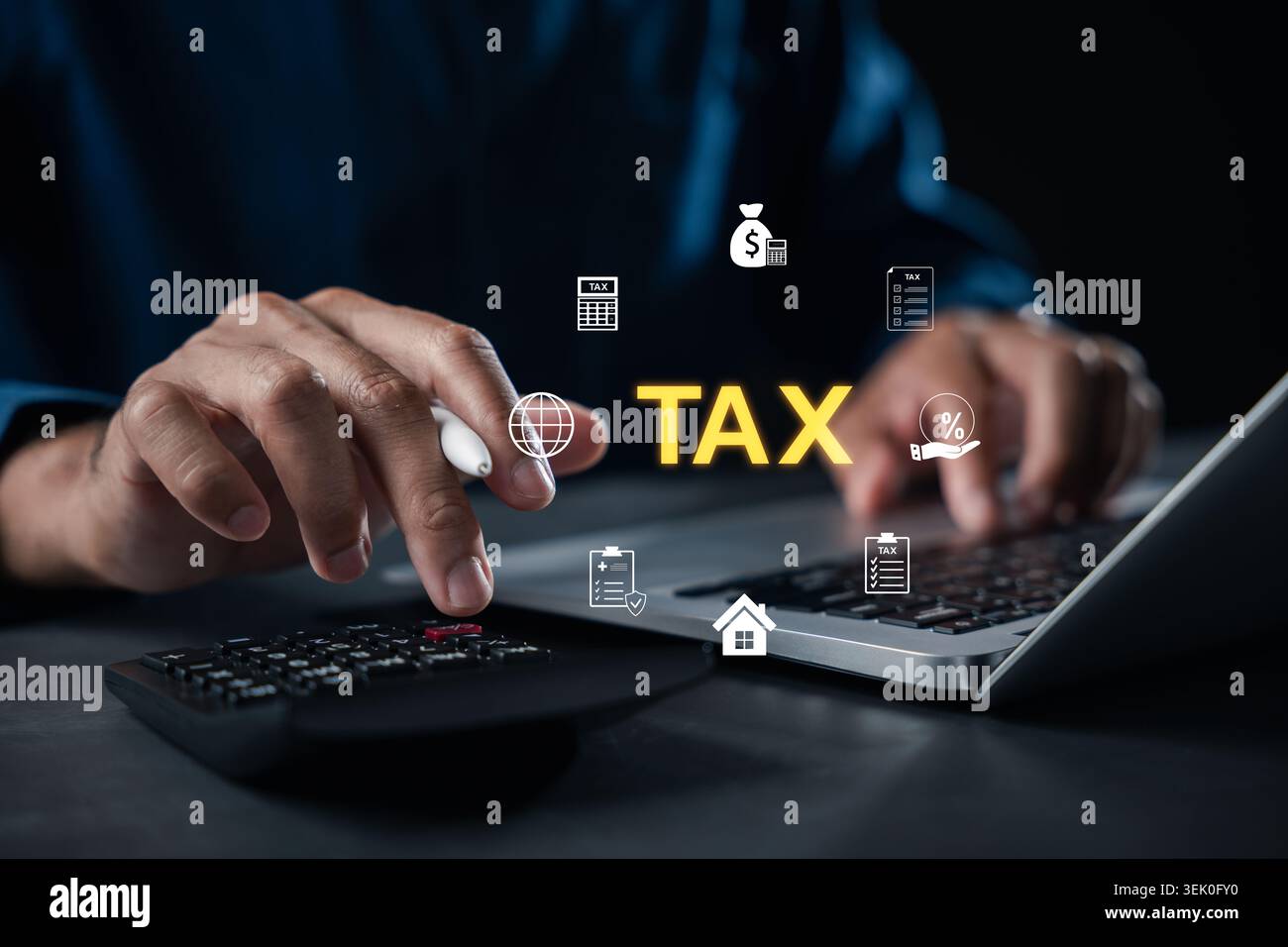 Il calcolo delle imposte per la dichiarazione dei redditi online mostra la persona che utilizza un computer portatile con calcolatore, l'analisi dei dati finanziari elabora il pagamento delle imposte statali Foto Stock