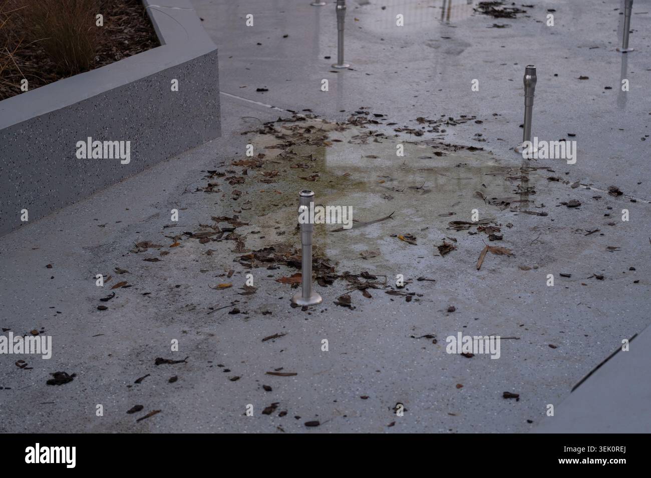 Svuotare il bacino della fontana urbana dopo la chiusura stagionale Foto Stock