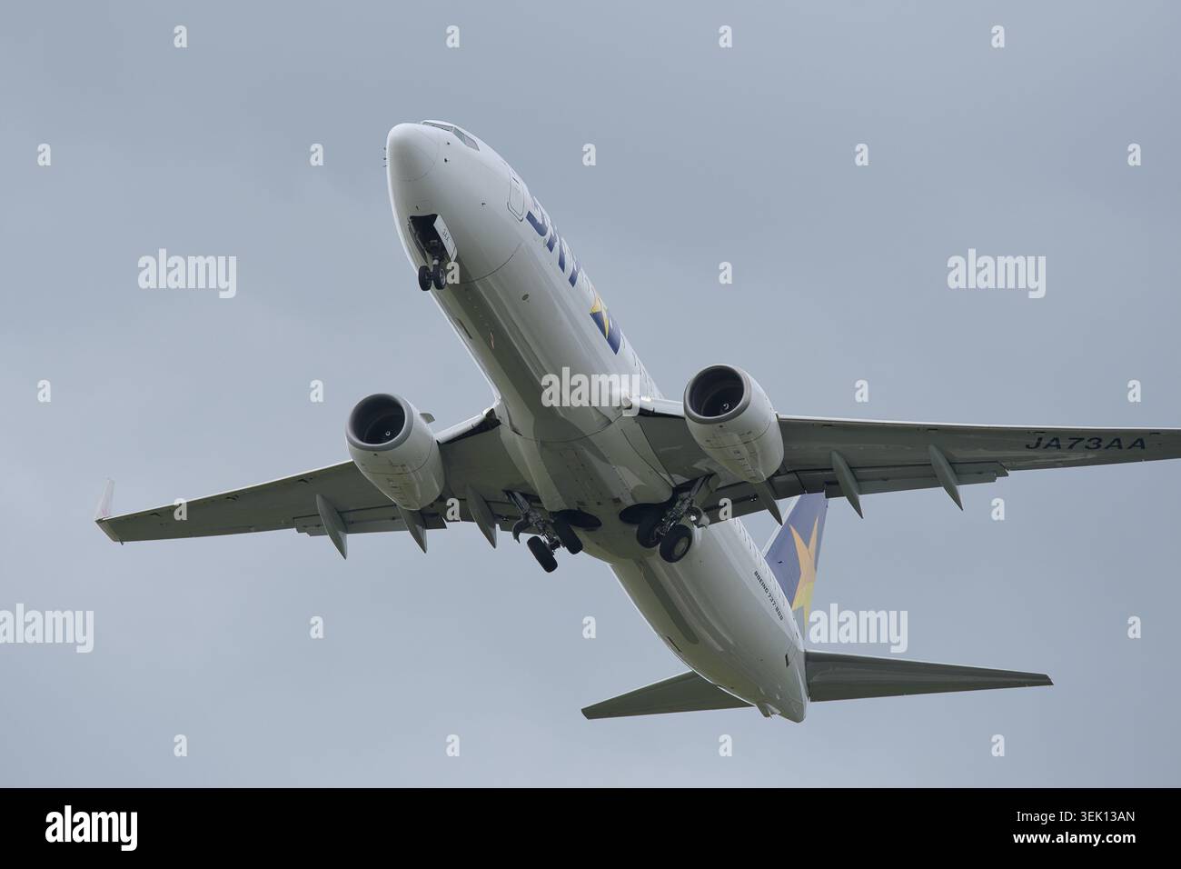 Skymark Airlines Boeing 737-800 (JA73AA) in partenza dall'aeroporto di Ibaraki visto dal basso durante la salita Foto Stock
