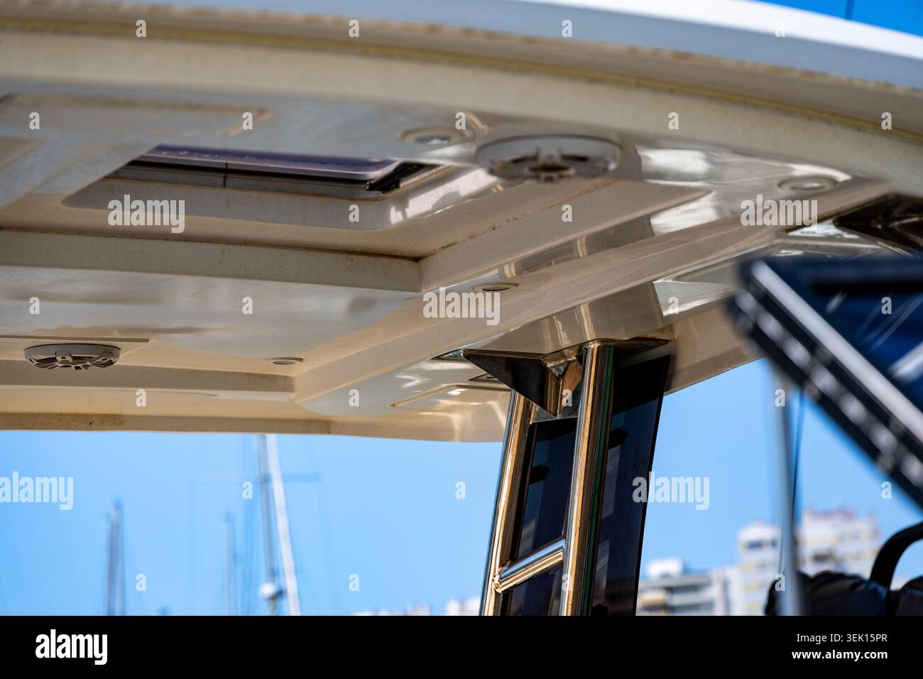 Foto dettagliata del soffitto interno di una barca di lusso, con lucernario e altoparlanti, con sfondo sfocato sul porticciolo Foto Stock