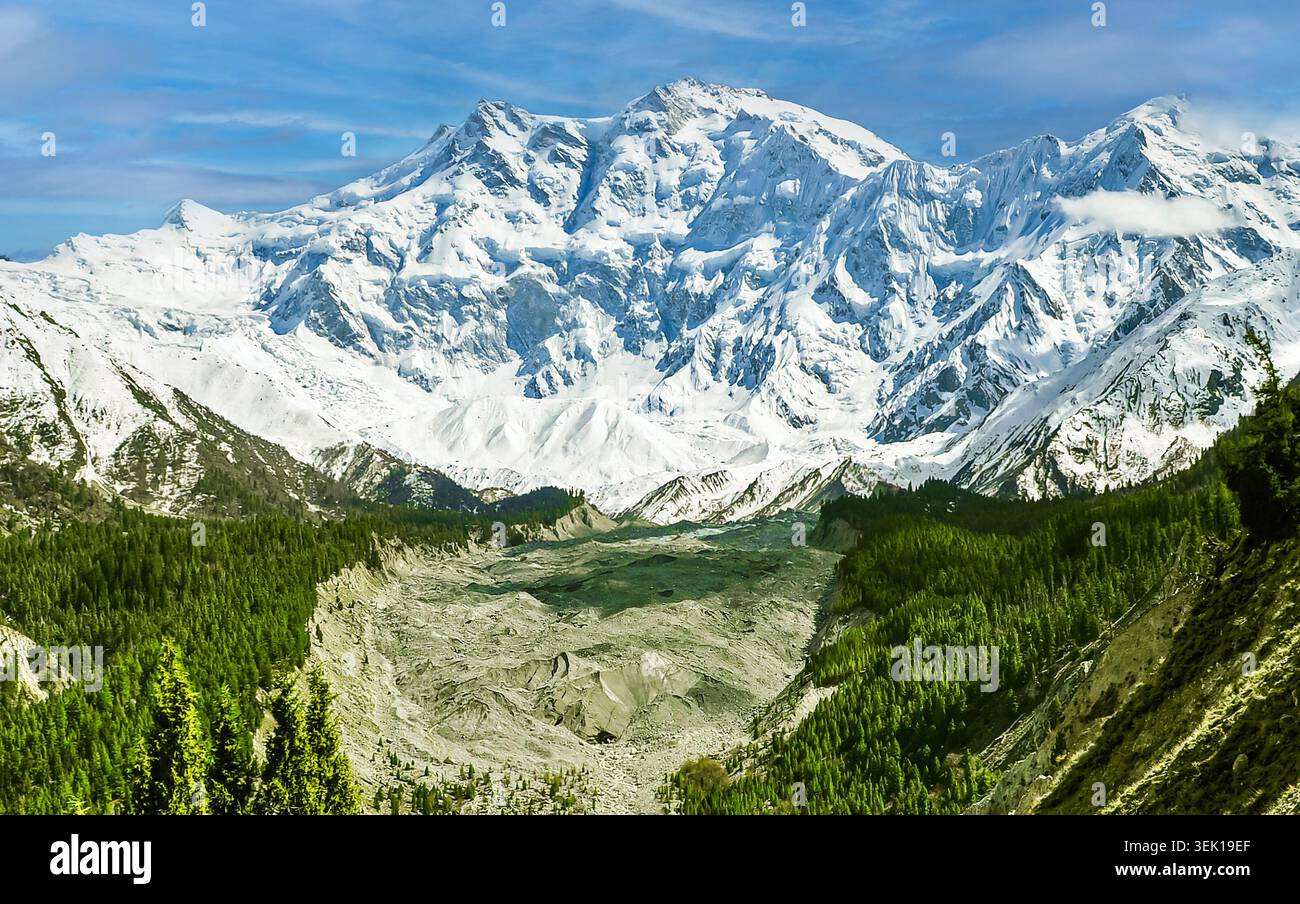Vista spettacolare del Nanga Parbat coperto di neve, il maestoso ma letale "Monte Assassino", che si erge drammaticamente sopra la valle di Rupal Foto Stock