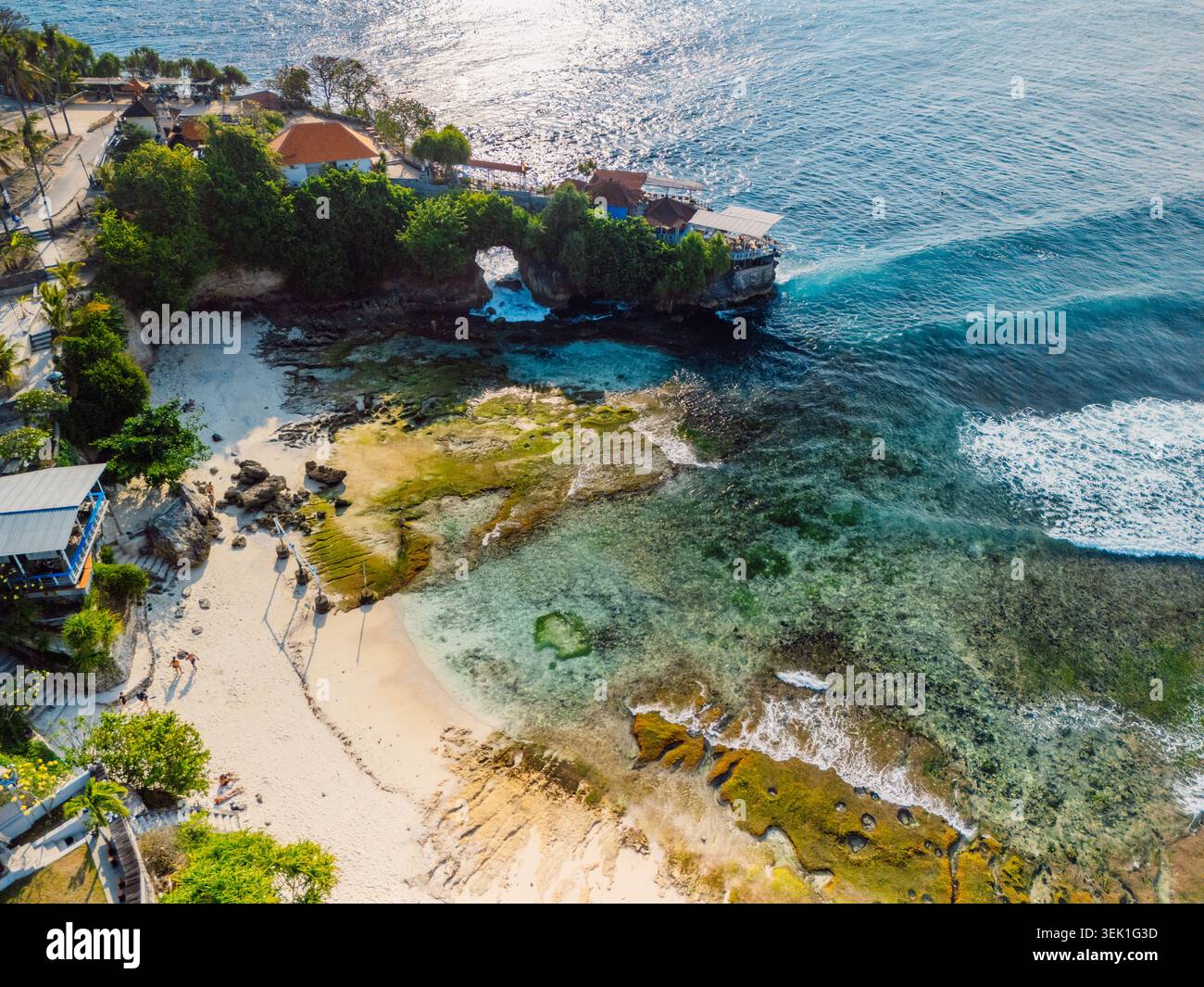 Vista aerea della penisola tropicale con scogliere e oceano turchese Foto Stock
