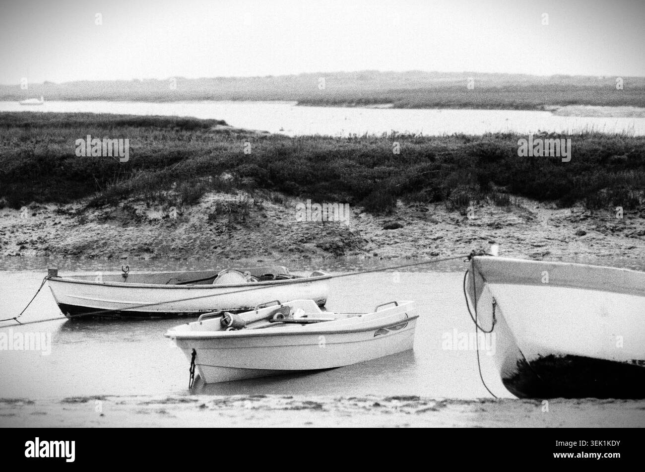 Le piccole barche nel porto di Brancaster Staithe a Norfolk hanno girato in mono Foto Stock