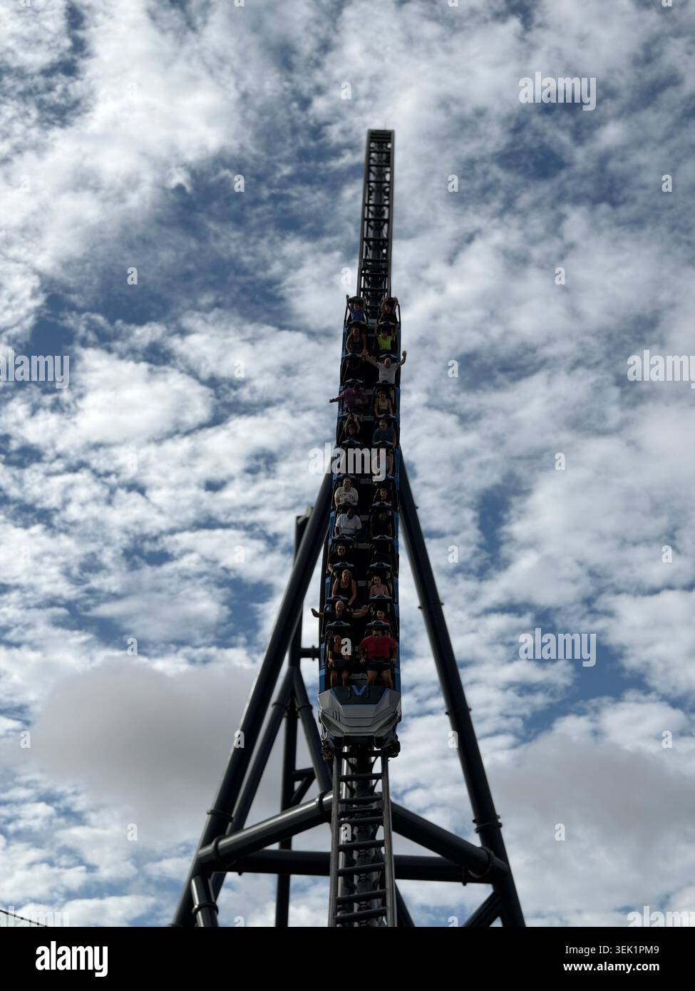 ORLANDO, FL - 31 maggio 2026: L'auto anteriore di un treno VelociCoaster ad alta velocità precipita dritto lungo un binario all'Universal Orlando Resort. Foto Stock