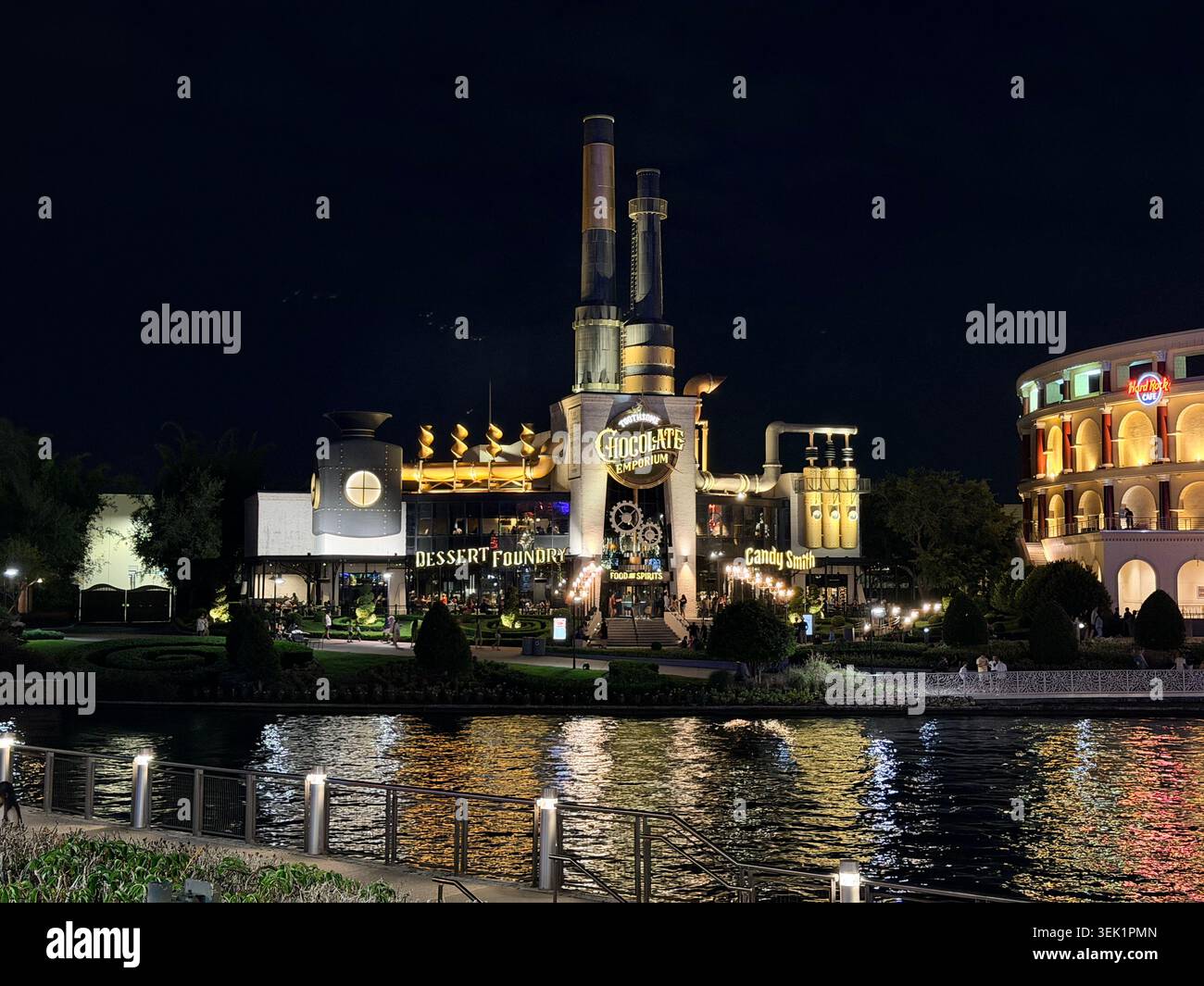 ORLANDO, FL - 31 maggio 2026: Una vista grandangolare dell'architettura in stile steampunk dell'edificio Toothsome Chocolate Emporium presso Universal CityWalk. Foto Stock