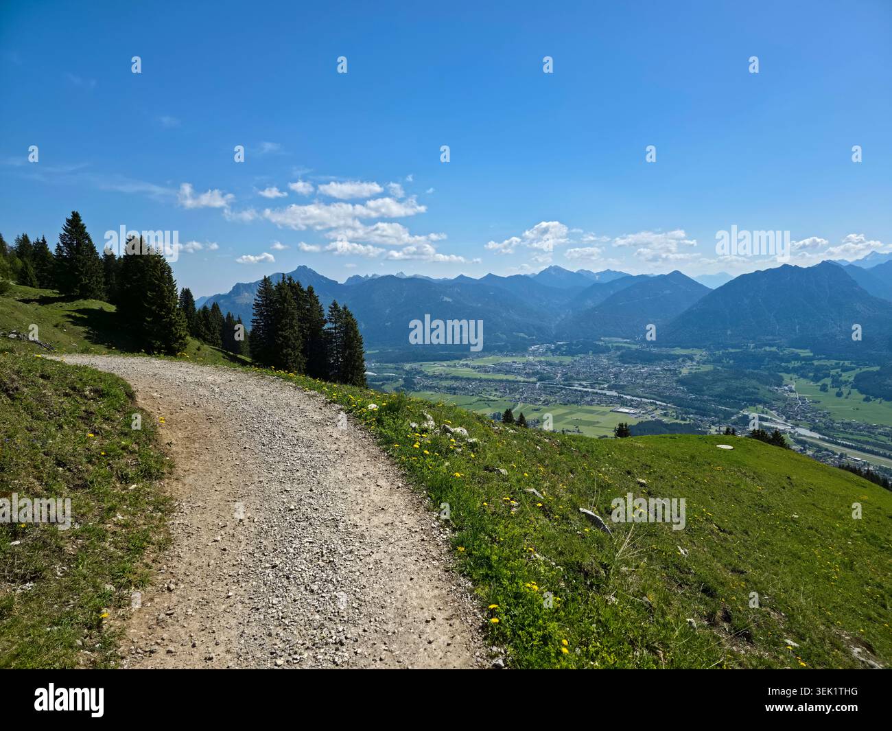 Austria, sentiero alpino curvo sopra la valle di Reutte che conduce attraverso paesaggi montani e boschi mozzafiato Foto Stock