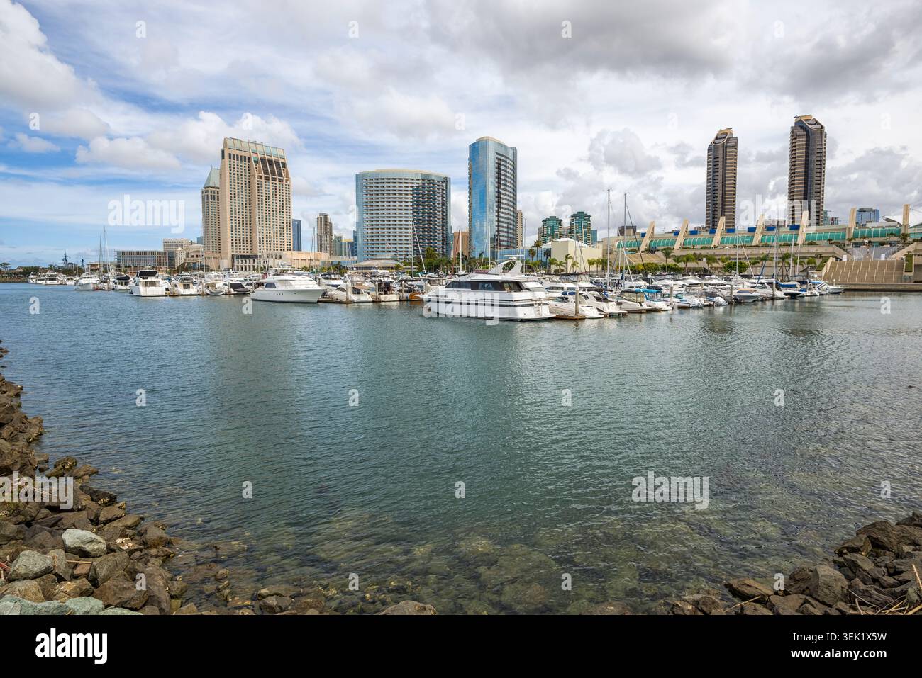 Vista dello skyline dall'Embarcadero Marina Park. San Diego, California. Foto Stock