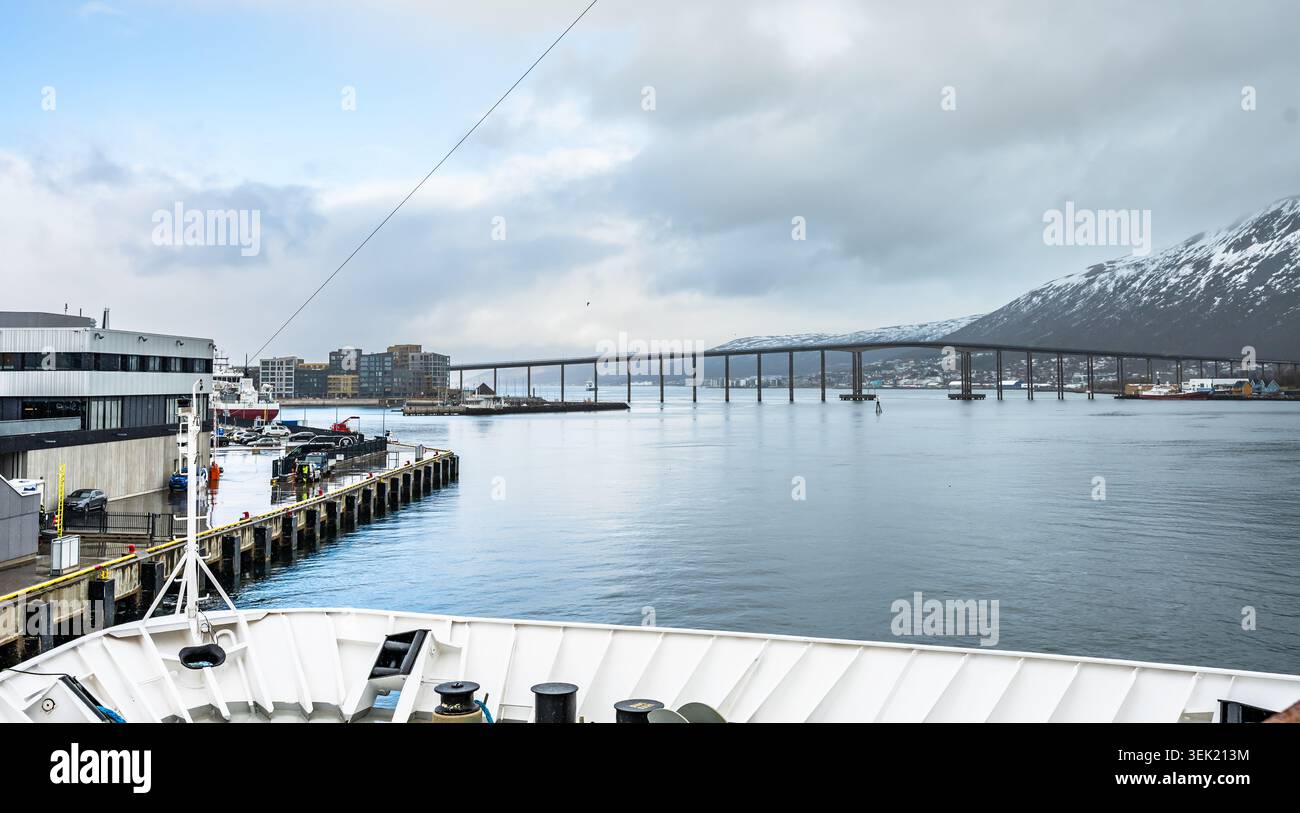 Vista dal molo di sbarco della nave del ponte Tromsdalen, Tromso, Norvegia, in un giorno tempestoso e piovoso. Foto Stock