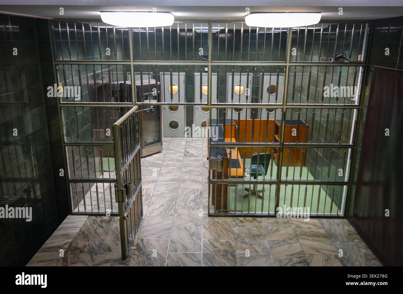 Museo MUDE, Lisbona, Portogallo. Le sale espositive si trovano nell'ex area di sicurezza della banca dell'edificio. Foto Stock
