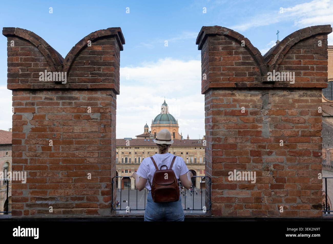 Bella ragazza felice viaggiatrice che cerca e si diverte a visitare la storica città di Bologna, Italia. Foto Stock