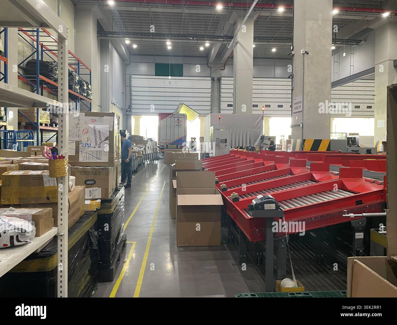 Un centro di distribuzione SF Express a Incheon, Corea del Sud Foto Stock