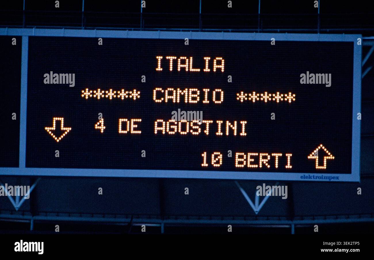 WM 1990 in Italien, Stadio San Nicola di Bari, Spiel um Platz 3: Italien vs Inghilterra, 2:1. Die elektronische Anzeigetafel im Stadion zeigt den Spielerwechsel von Italien an: Luigi De Agostini (Nr. 4) Wird ausgewechselt und Nicola Berti (Nr. 10) Wird eingewechselt. Foto Stock