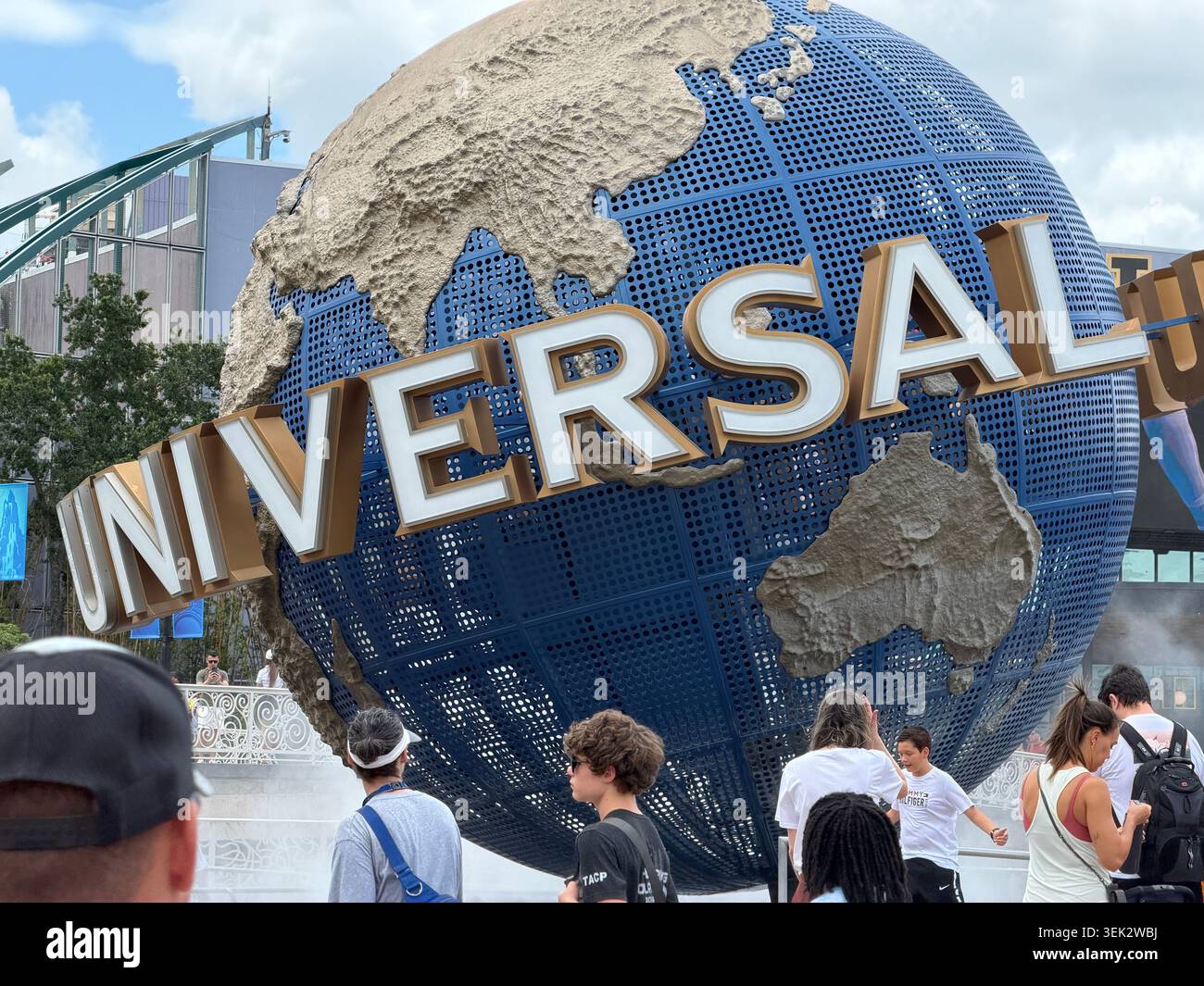 ORLANDO, FL - 1° GIUGNO 2026: L'iconico monumento a globo rotante degli Universal Studios si trova all'ingresso del parco a tema della Florida Foto Stock