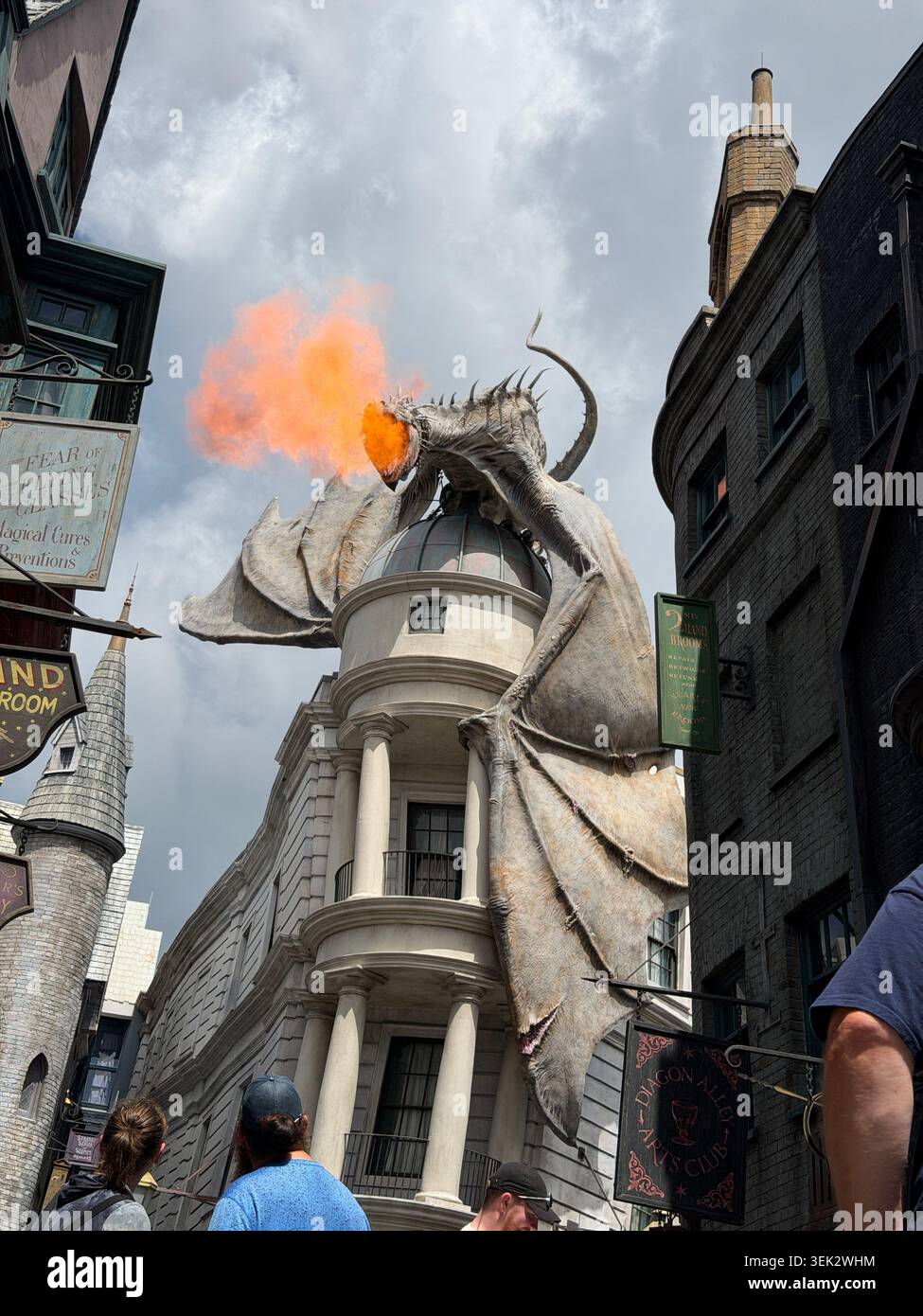 Per stare al sicuro sotto il limite di 150 personaggi di Alamy: ORLANDO, FL 31 maggio 2026: La statua del drago Gringotts sprigiona una palla di fuoco su Diagon Alley Foto Stock