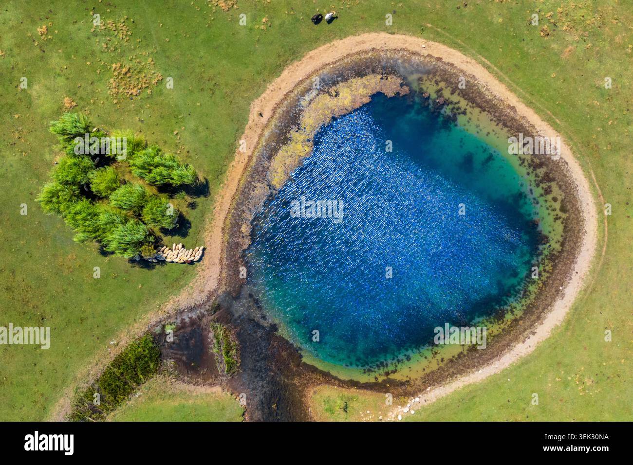 Vista aerea di una sorgente naturalmente blu che si è formata a seguito della siccità vicino al lago Beysehir Foto Stock