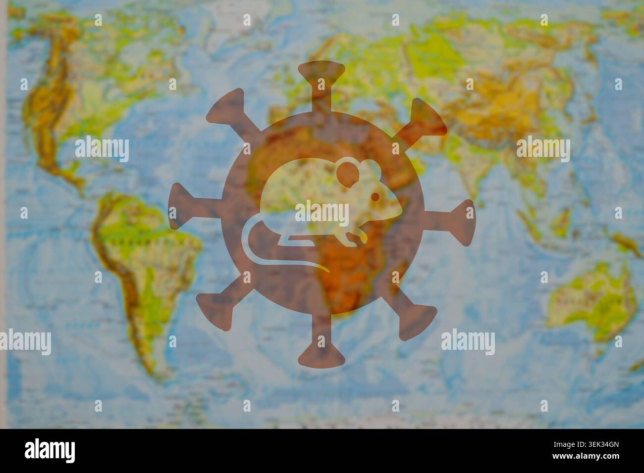 Mappa del mondo che illustra la diffusione del virus con il topo come portatore simboleggiante la trasmissione del virus cacciatore attraverso i continenti e il rischio globale di infezione visualizat Foto Stock
