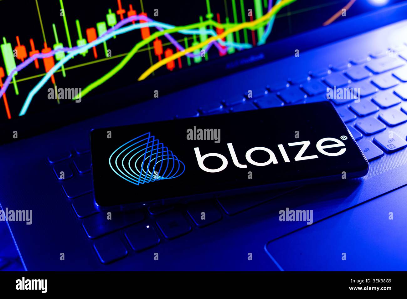 Logo Blaize visualizzato sul telefono cellulare con sfondo grafico delle prestazioni del mercato azionario e interfaccia grafico di trading Foto Stock