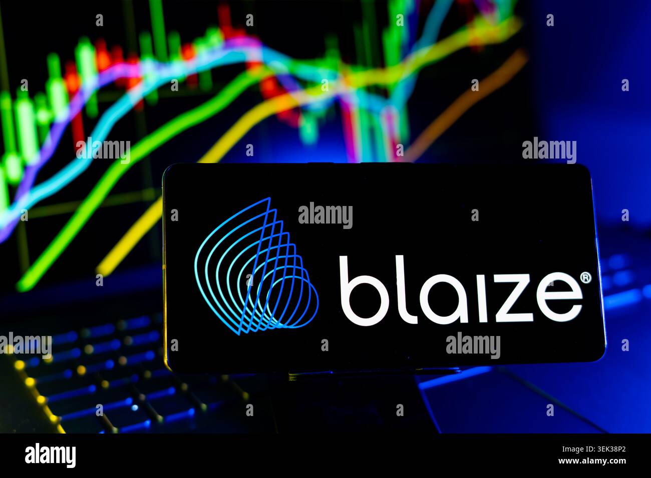 Logo Blaize visualizzato sul telefono cellulare con sfondo grafico delle prestazioni del mercato azionario e interfaccia grafico di trading Foto Stock