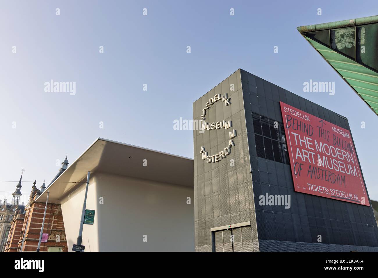 Vista dall'angolo basso del baldacchino bianco contemporaneo e dell'importante torre tipografica del Museo d'Arte moderna Stedelijk Amsterdam, Netherla Foto Stock