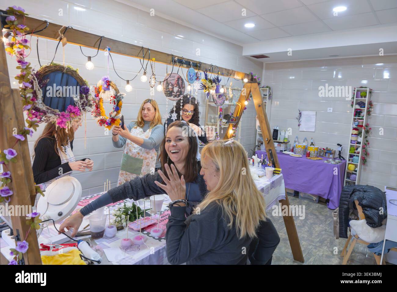 Donne che partecipano a un divertente laboratorio artigianale di candele Foto Stock