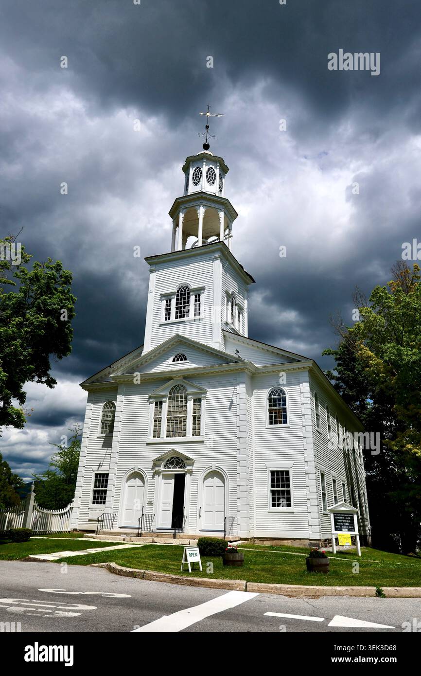 Esterni della Old First Church, la prima chiesa congregazionale e cimitero a Bennington, Vermont. Foto Stock