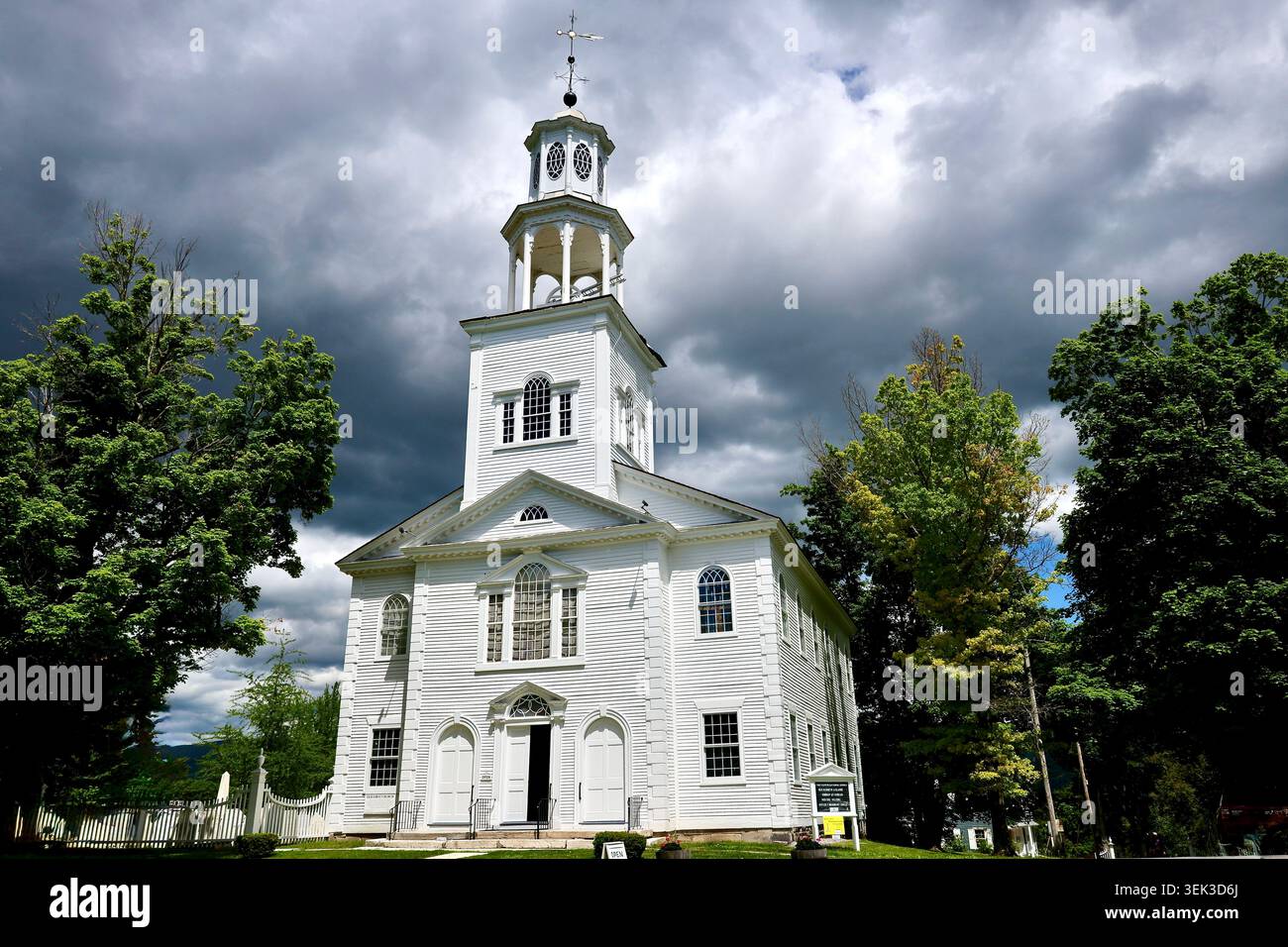 Esterni della Old First Church, la prima chiesa congregazionale e cimitero a Bennington, Vermont. Foto Stock