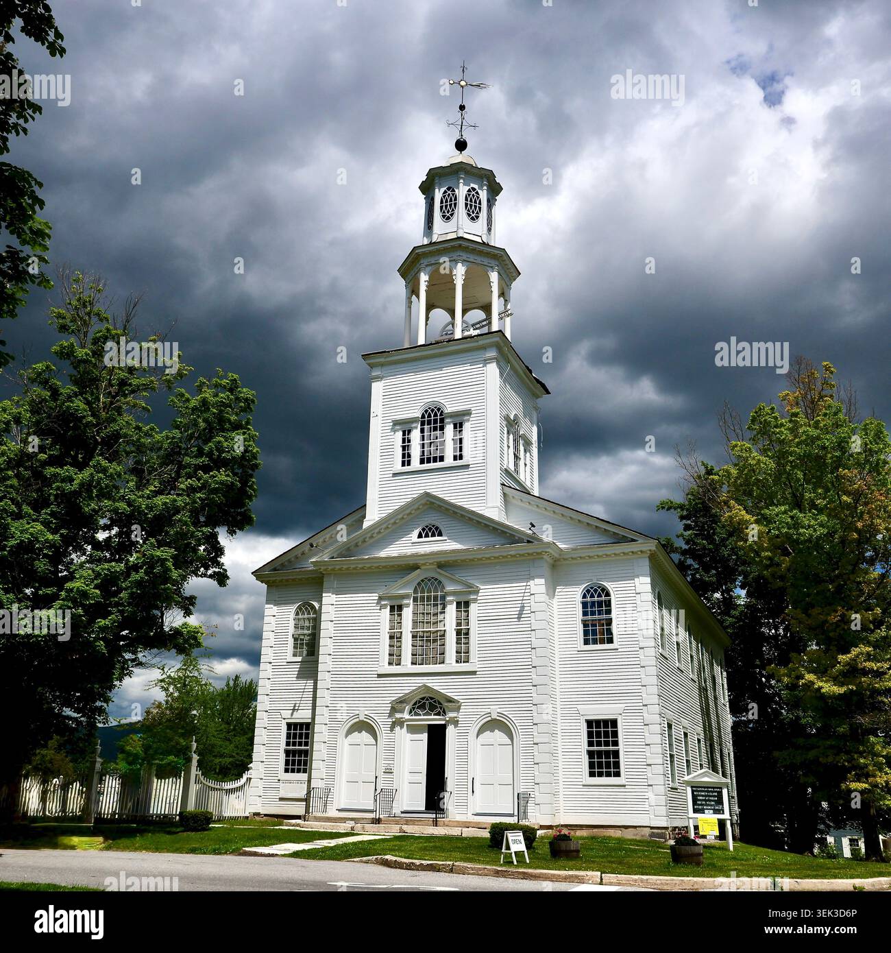 Esterni della Old First Church, la prima chiesa congregazionale e cimitero a Bennington, Vermont. Foto Stock
