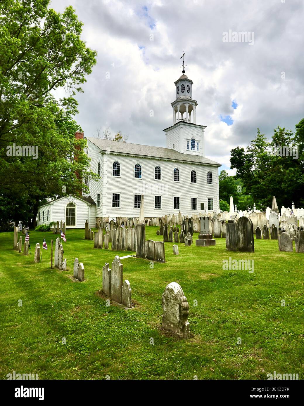 Esterni della Old First Church, la prima chiesa congregazionale e cimitero a Bennington, Vermont. Foto Stock