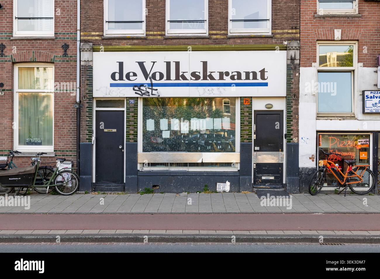 Amsterdam, Paesi Bassi - 23 maggio 2026: Vista a livello di strada del negozio esterno del noto quotidiano olandese de Volkskrant in una zona urbana Foto Stock