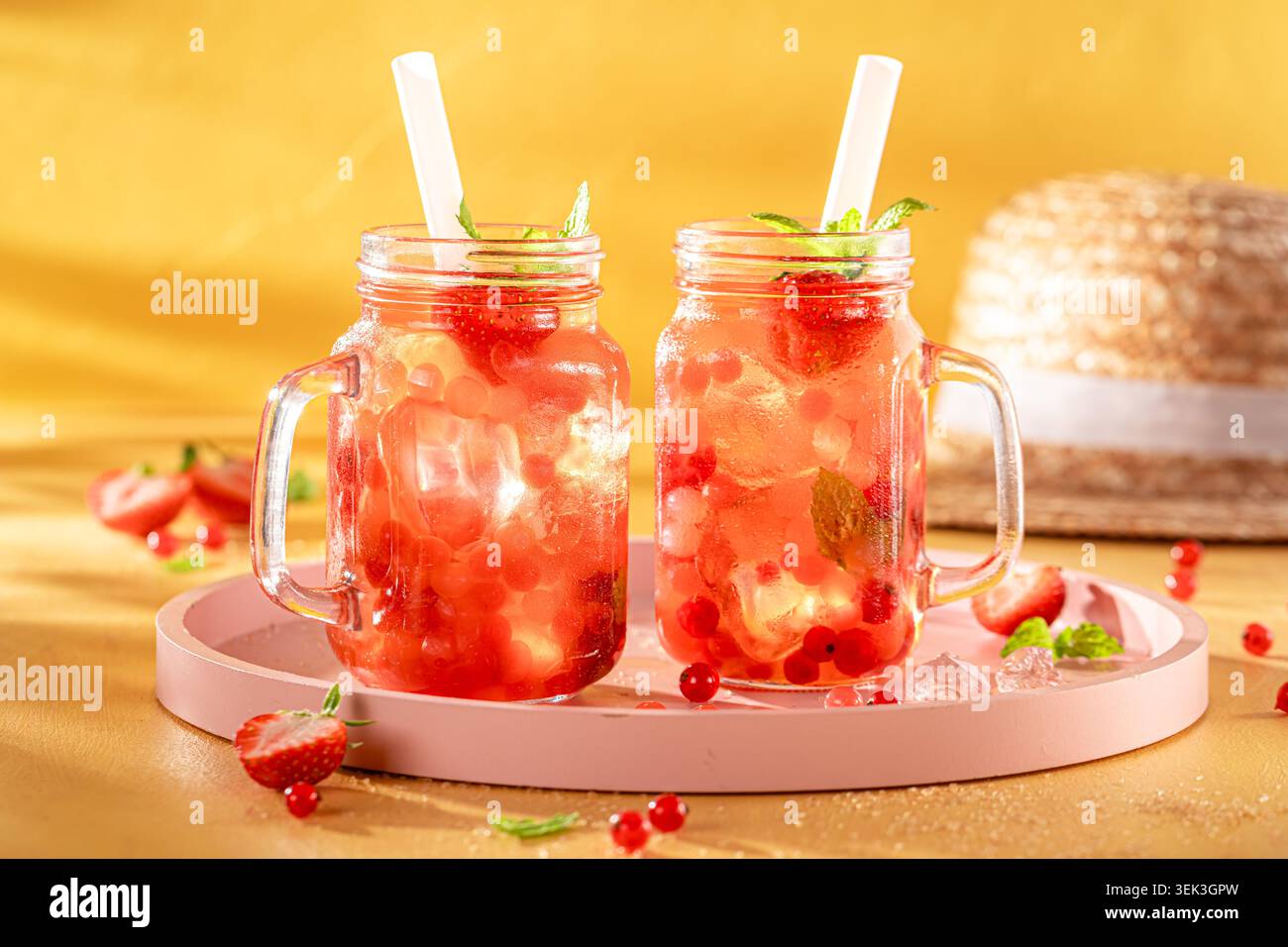 Tè alla fragola dolce e rinfrescante con palline per l'estate. Bollicine di tè con gelatina fresca. Foto Stock