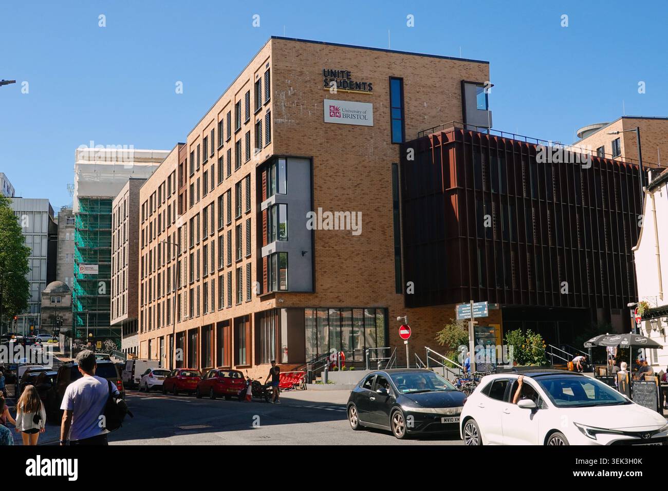 Riunite gli studenti Campbell House, edificio per gli alloggi dell'Università di Bristol con il traffico stradale in una giornata di sole a Bristol, Inghilterra, Regno Unito Foto Stock