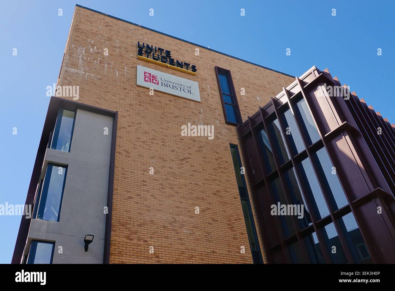 Riunite gli studenti Campbell House, edificio per gli alloggi dell'Università di Bristol con il traffico stradale in una giornata di sole a Bristol, Inghilterra, Regno Unito Foto Stock