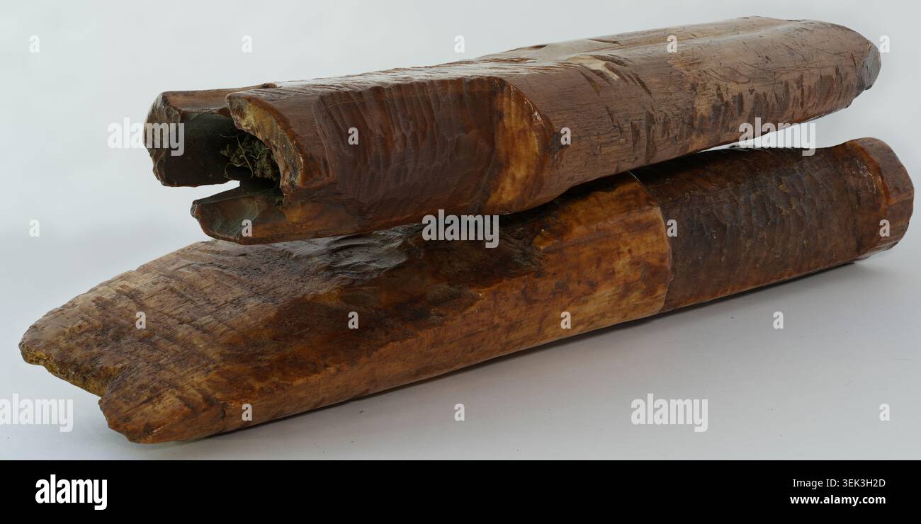 Oggetti in legno intagliati a mano con una superficie lucida e una consistenza visibile, isolati su sfondo bianco Foto Stock