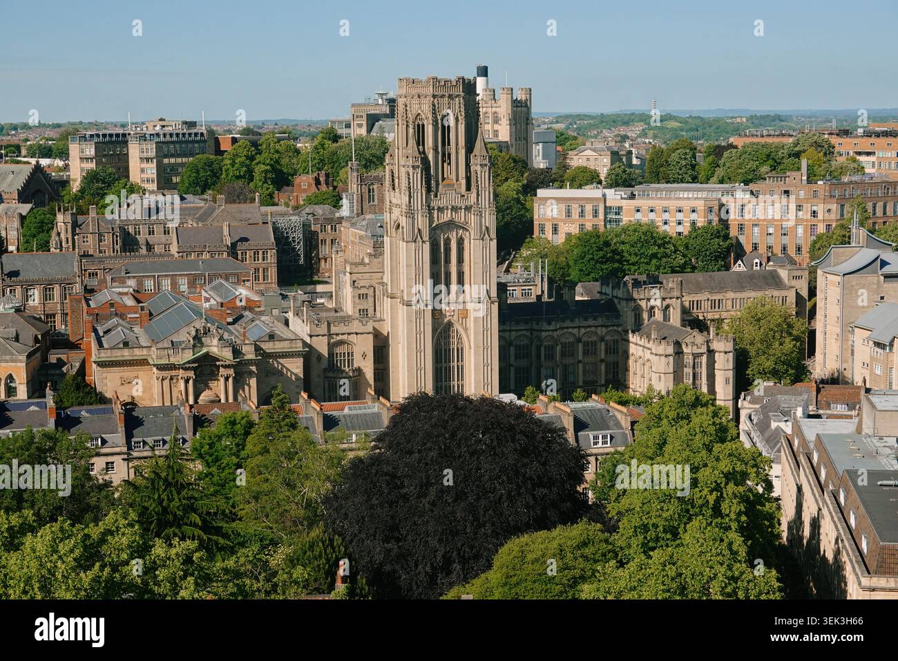 Vista elevata della torre Wills Memorial Building presso l'Università di Bristol, circondata dall'architettura storica del campus di Bristol, Inghilterra, Regno Unito Foto Stock