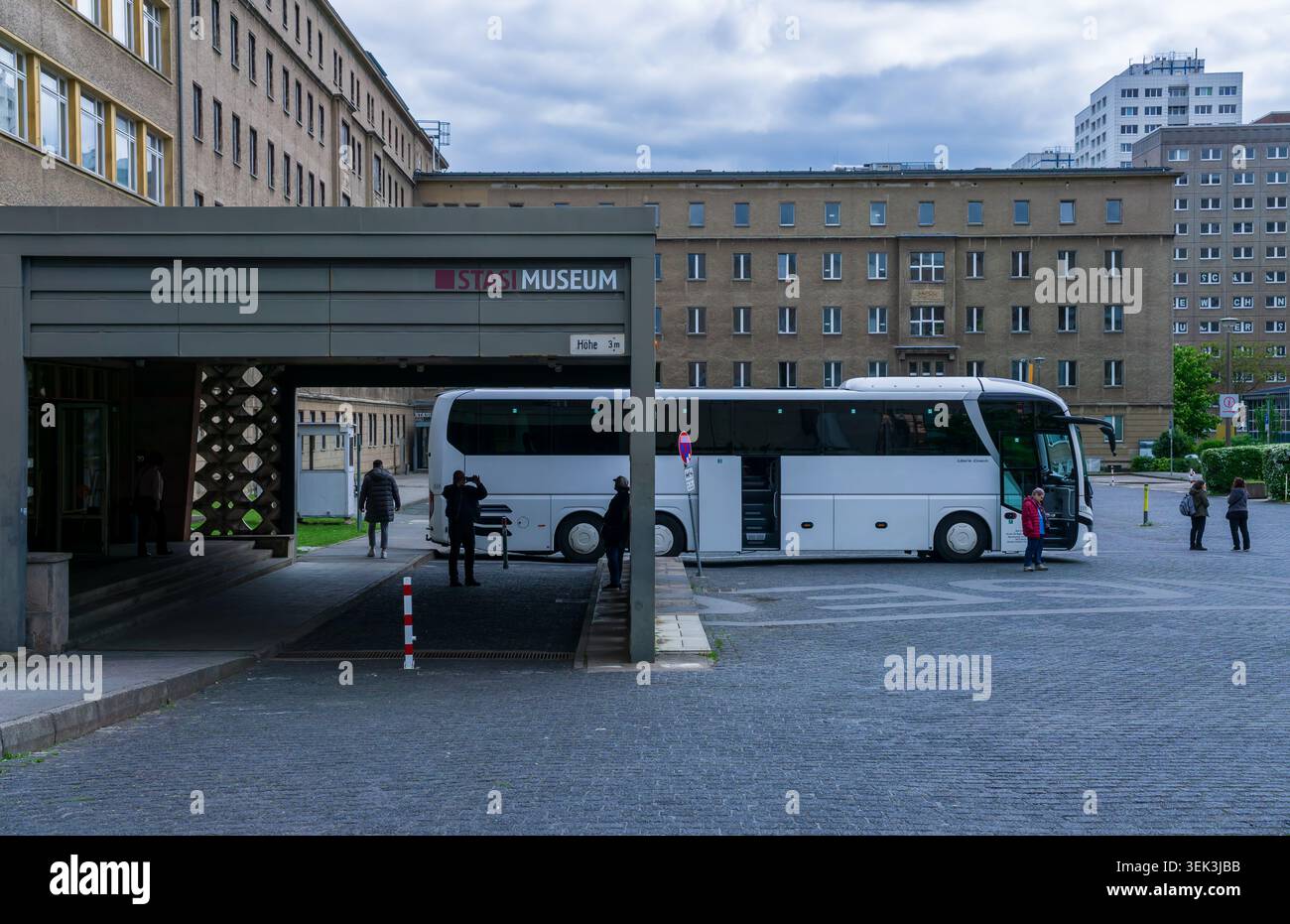 Un autobus turistico e i visitatori fuori dal Museo della Stasi presso l'ex sede del Ministero della sicurezza di Stato (Stasi) a Berlino-Lichtenberg. Foto Stock
