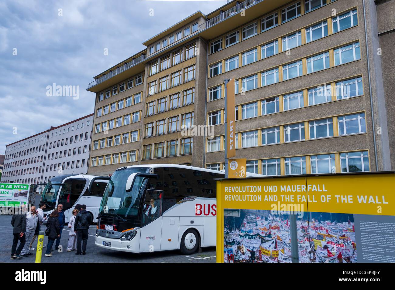 Tour in autobus e visitatori presso il complesso del Museo della Stasi a Berlino-Lichtenberg, Germania. Foto Stock