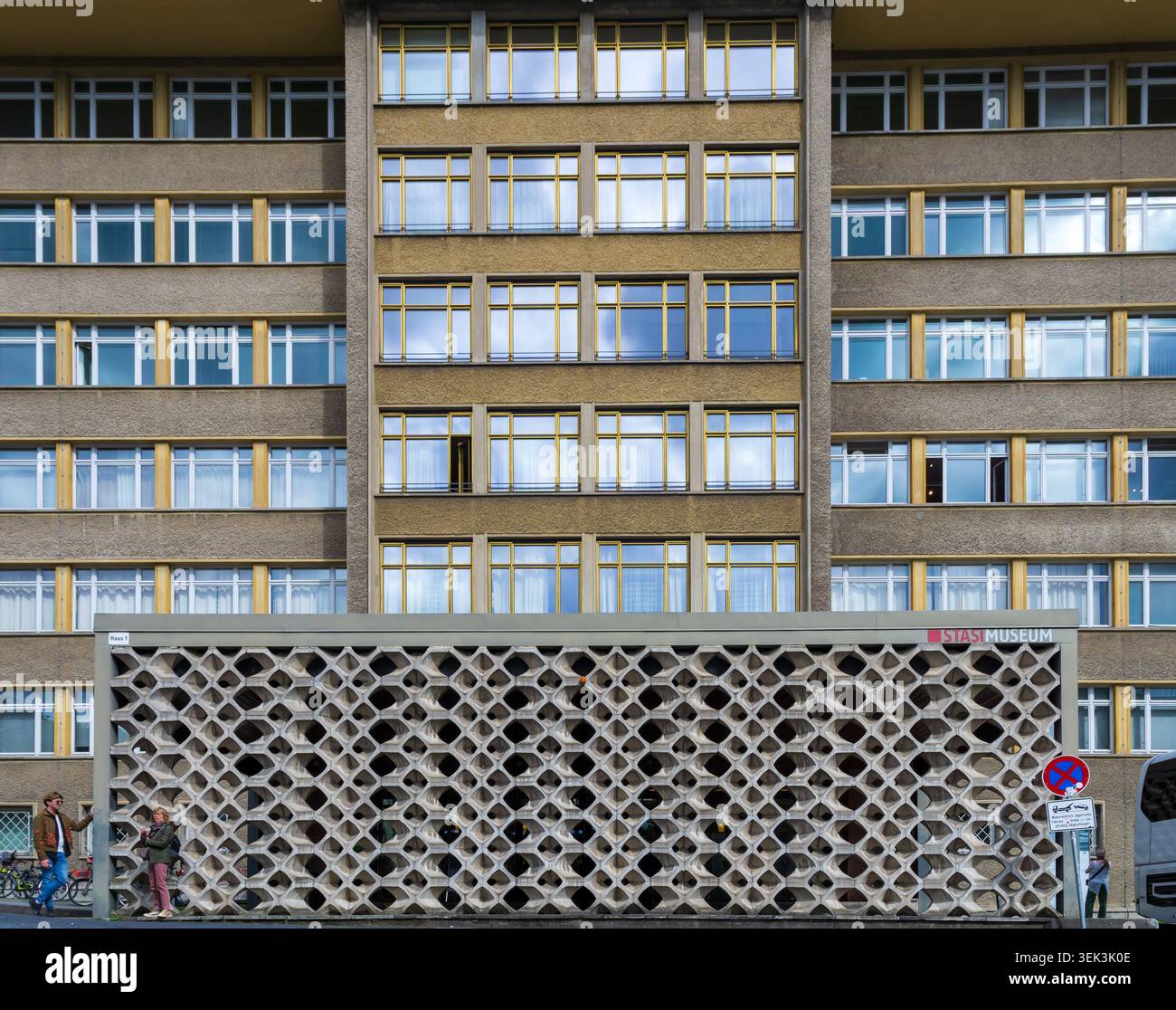 Vista frontale simmetrica dell'ingresso del Museo della Stasi e dell'ex sede del Ministero della sicurezza dello Stato (Stasi) a Berlino-Lichtenberg. Foto Stock