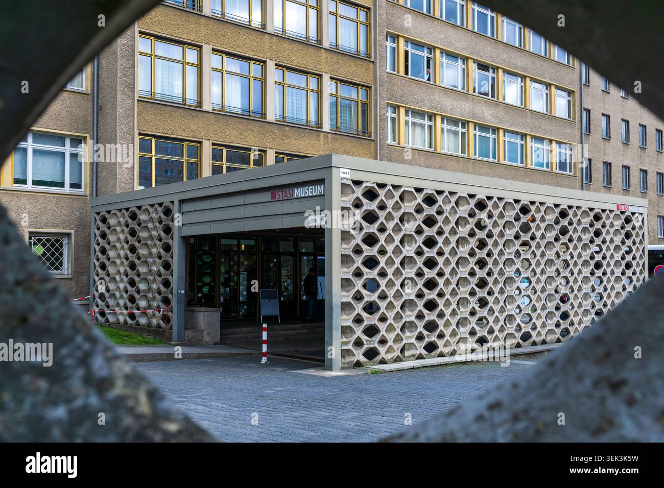 Ingresso al Museo della Stasi presso la sede dell'ex Ministero della sicurezza dello Stato (MFS), Berlino-Lichtenberg, Germania. Foto Stock