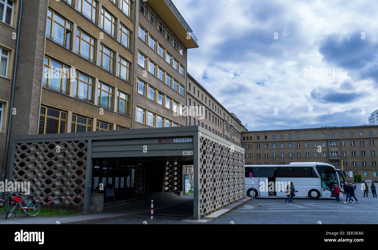Un autobus turistico e i visitatori fuori dal Museo della Stasi presso l'ex sede del Ministero della sicurezza di Stato (Stasi) a Berlino-Lichtenberg. Foto Stock