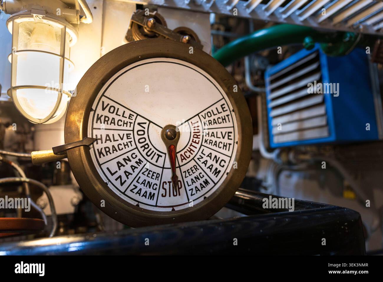 Antico telegrafo di controllo per trasmettere ordini dal ponte della nave alla sala macchine, con iscrizioni in olandese Foto Stock