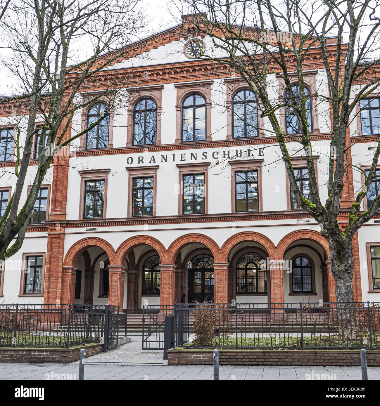 L'Oranienschule di Wiesbaden è stata fondata nel 1857 ed è stata elencata come monumento storico per il suo significato artistico e urbanistico Foto Stock