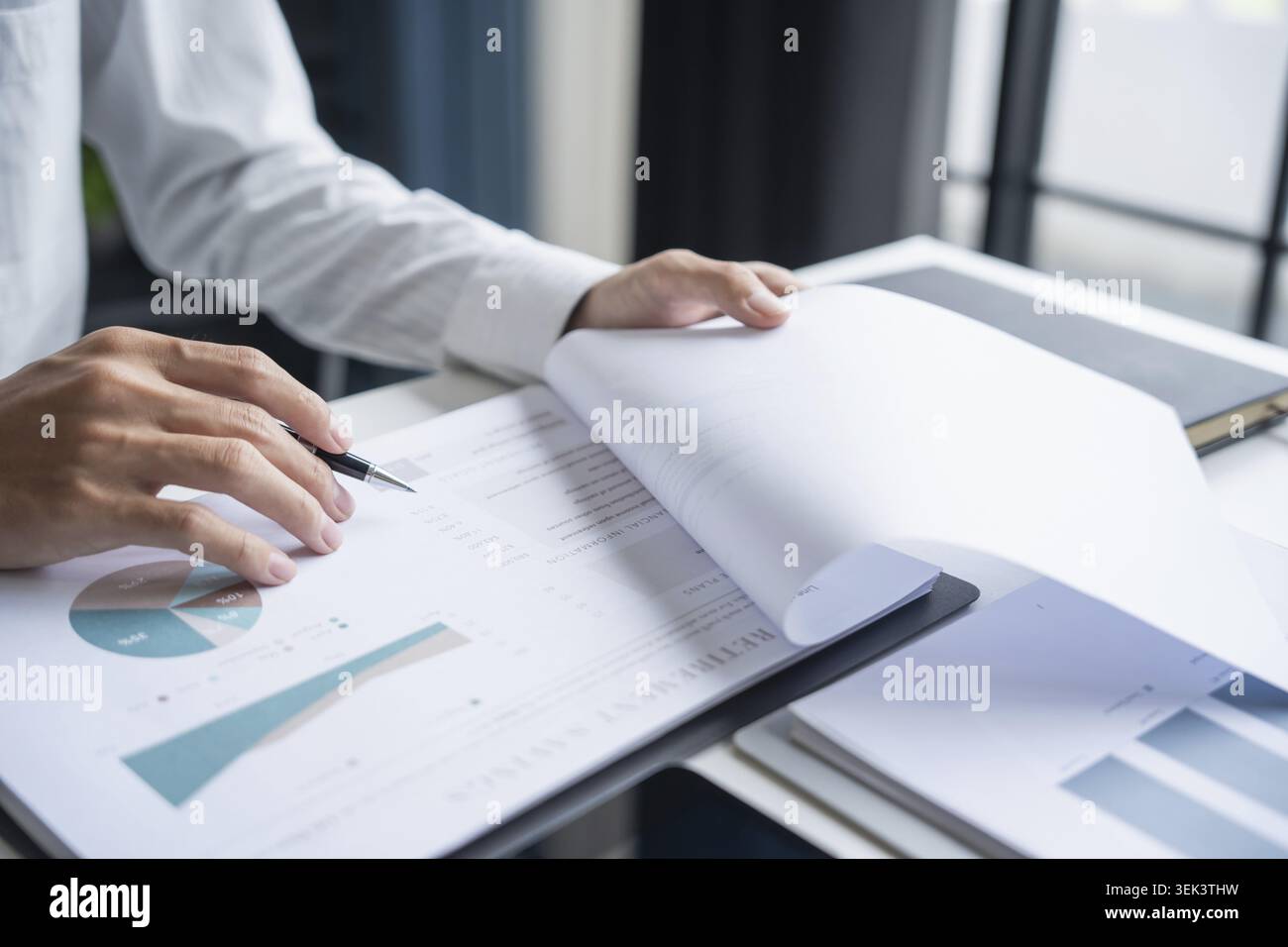 Contabile che esamina i dati finanziari aziendali Foto Stock
