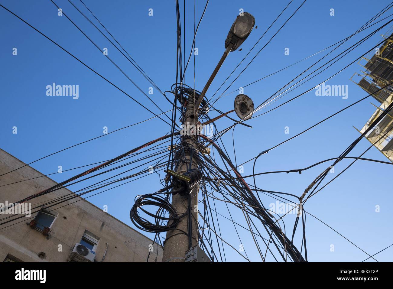 Fotografia di viaggio. Telecomuinicazione, espansione in fibra ottica. Cablaggio in fibra ottica su lampioni, Tirana, Albania Foto Stock