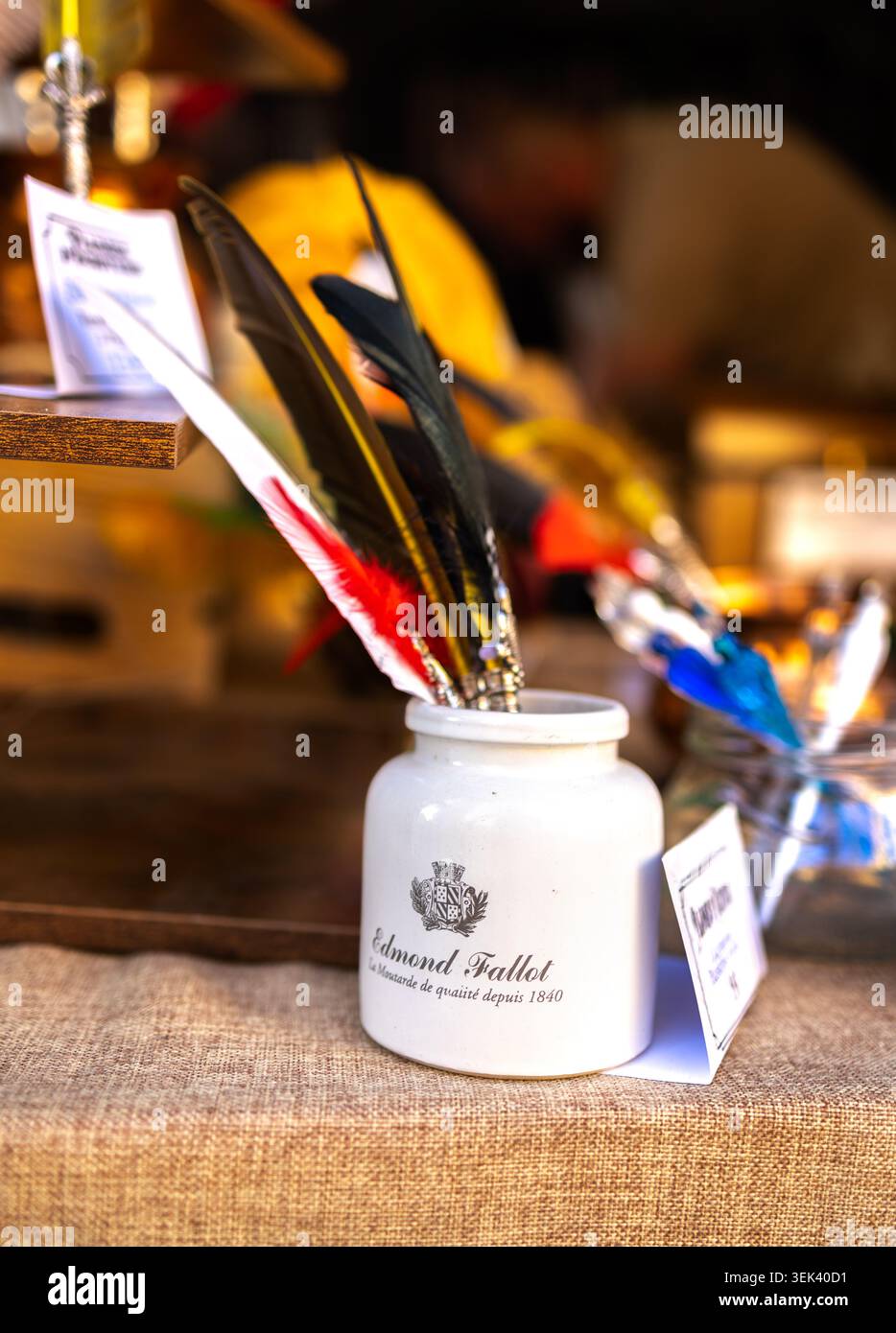 Digione, Francia — 9 maggio 2026: Una serie di penne di quill in stile storico del XVIII o XIX secolo in bianco, rosso e altri colori collocate all'interno di una dedica Foto Stock