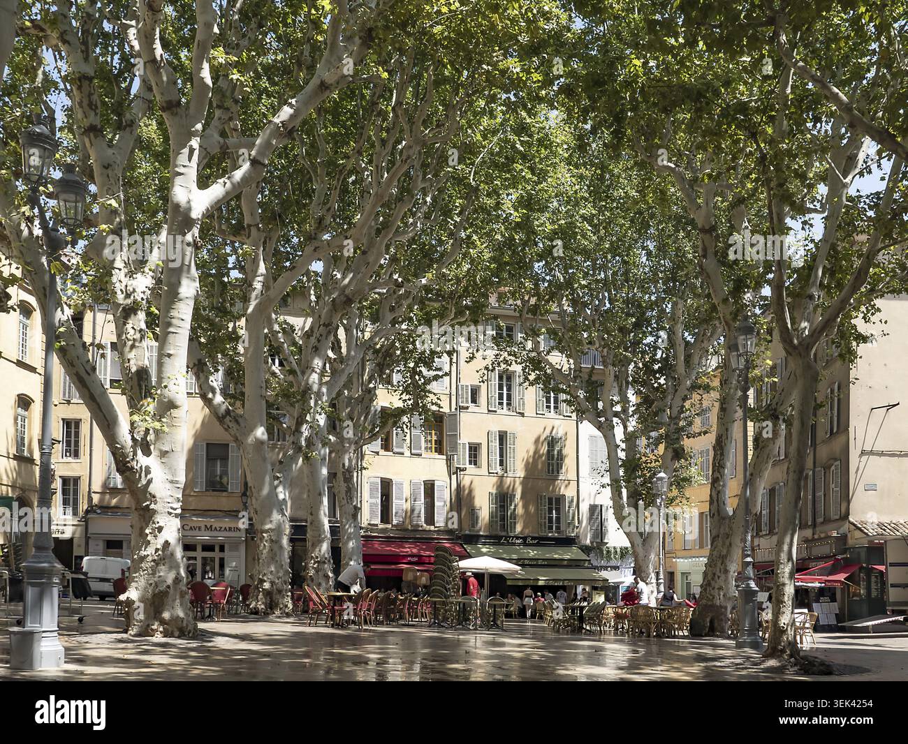 Il mercato provenzale di Aix en Provence si svolge regolarmente dal lunedì alla domenica in Piazza Richelme Foto Stock